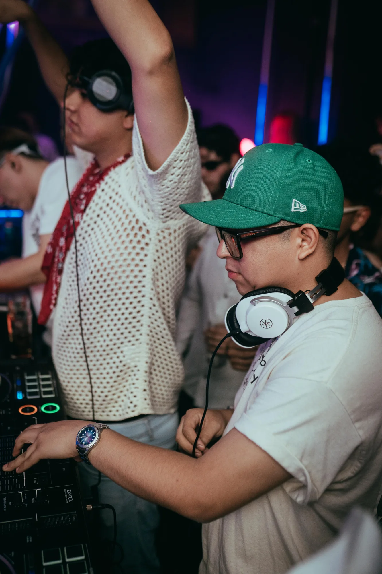 Fisher G mezclando junto a otro DJ en la cabina