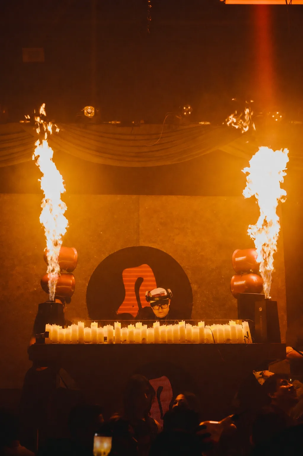 Escenario con dos lanzallamas encendidos durante el set de Fisher G